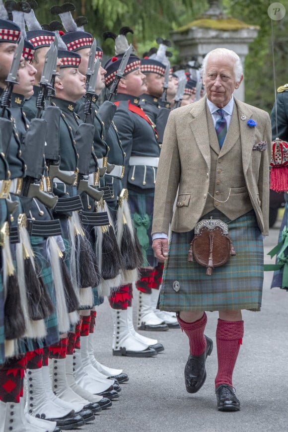 Le roi Charles III inspecte la compagnie Balaklava, 5e bataillon, The Royal Regiment of Scotland, aux portes de Balmoral, alors qu'il s'installe en résidence d'été au château. Balmoral, Écosse, Royaume-Uni, le lundi 19 août 2024. Photo : Jane Barlow/PA Wire/ABACAPRESS.COM