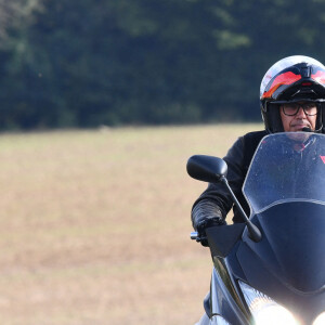 Paul Belmondo en scooter - Les invités à la sortie de la propriété de Douchy-Montcorbon après les obsèques d'Alain Delon le 24 août 2024. 