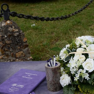 Fleurs et messages déposés par les fans devant la propriété d'Alain Delon à quelques heures des obsèques de l'acteur qui auront lieu dans la chapelle à l'intérieur de sa propriété à Douchy-Montcorbon le 24 août 2024.