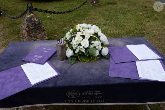 Fleurs et messages déposés par les fans devant la propriété d'Alain Delon à quelques heures des obsèques de l'acteur qui auront lieu dans la chapelle à l'intérieur de sa propriété à Douchy-Montcorbon le 24 août 2024.