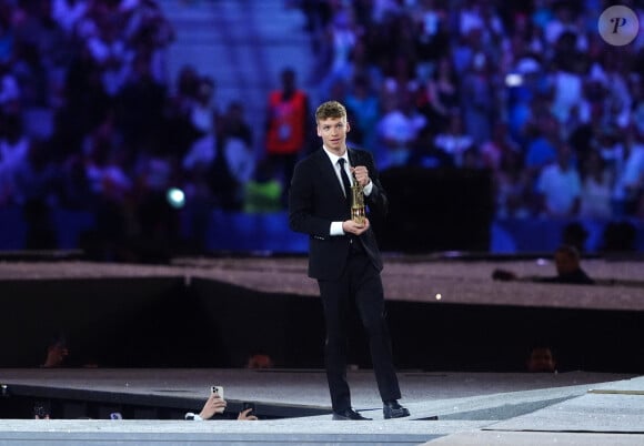 Le Français Léon Marchand arrive avec la flamme olympique lors de la cérémonie de clôture des Jeux Olympiques de Paris 2024, au Stade de France, à Paris. Date de la photo : dimanche 11 août 2024. ... Jeux Olympiques de Paris 2024 - Cérémonie de clôture ... 11-08-2024 ... Paris ... France