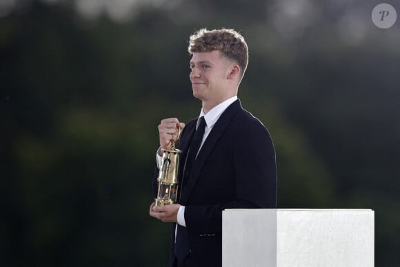 Le nageur français Léon Marchand porte la flamme olympique au Jardin des Tuileries lors de la cérémonie de clôture des Jeux olympiques de Paris 2024, au Stade de France, Paris. Paris, France, le 11 août 2024. Photo par Tolga Akmen/POOL/PA Wire/ABACAPRESS.COM