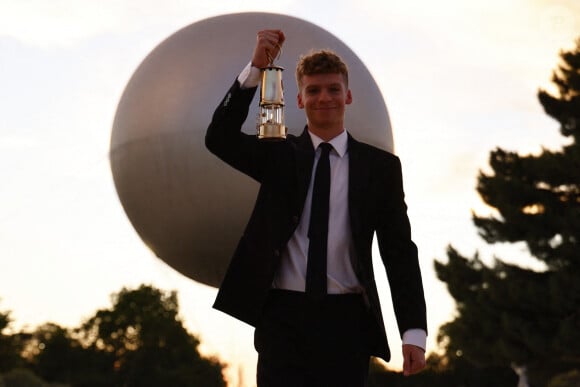 Le nageur français Léon Marchand porte la flamme olympique au Jardin des Tuileries lors de la cérémonie de clôture des Jeux olympiques de Paris 2024, au Stade de France, Paris. Paris, France, le 11 août 2024. Photo par Tolga Akmen/POOL/PA Wire/ABACAPRESS.COM