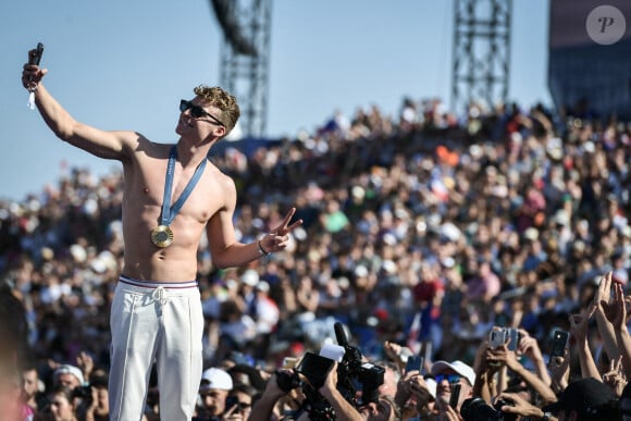 Le médaillé d'or français en natation Léon Marchand arrive alors que les fans accueillent les champions au Parc des Champions au Trocadéro, pendant les Jeux Olympiques de Paris 2024, le 6 août 2024. Photo par Firas Abdullah/ABACAPRESS.COM