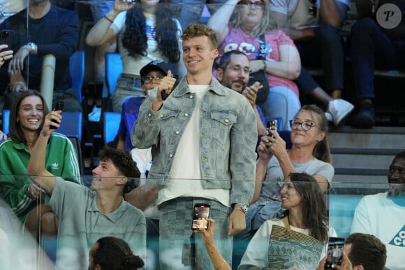 Le jeune nageur est venu chercher sa Taycan à Toulouse, en compagnie de son papa
Léon Marchand (France) regarde la deuxième mi-temps du quart de finale de basket-ball masculin entre les États-Unis et le Brésil lors des Jeux Olympiques d'été de Paris 2024 à l'Accor Arena. Paris, France, 6 août 2024. Photo par Kyle Terada/USA Today Sports/SPUS/ABACAPRESS.COM