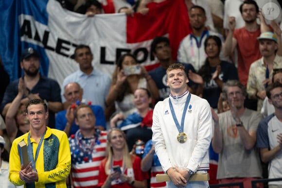 Le médaillé d'or français Léon Marchand monte sur le podium sous les applaudissements des supporters lors de la cérémonie de remise des médailles de natation après la finale du 200m papillon masculin lors de la cinquième journée des Jeux Olympiques Paris 2024 à l'Arena Paris La Défense, le 31 juillet 2024 à Nanterre, France. Photo par David Niviere/ABACAPRESS.COM