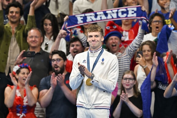 En effet, le nageur a réussi l'exploit d'obtenir pas moins de quatre médailles d'or olympiques
Léon Marchand de l'équipe de France célèbre sa victoire après avoir remporté la médaille d'or lors de la finale de l'épreuve de natation du 200m quatre nages individuel lors des Jeux Olympiques d'été de Paris 2024 à la Paris La Defense Arena à Nanterre, près de Paris, France, le 2 août 2024. Photo par Laurent Zabulon/ABACAPRESS.COM