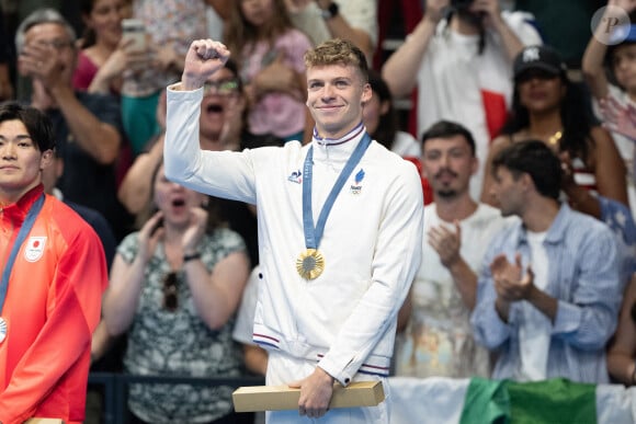 Léon Marchand de l'équipe de France pose avec sa médaille d'or après avoir remporté la finale du 400m quatre nages individuel masculin lors de la deuxième journée des Jeux Olympiques Paris 2024 à l'Arena Paris La Défense le 28 juillet 2024 à Nanterre, France. Il vient de battre le record olympique avec 4:02.95. Photo par David Niviere/ABACAPRESS.COM