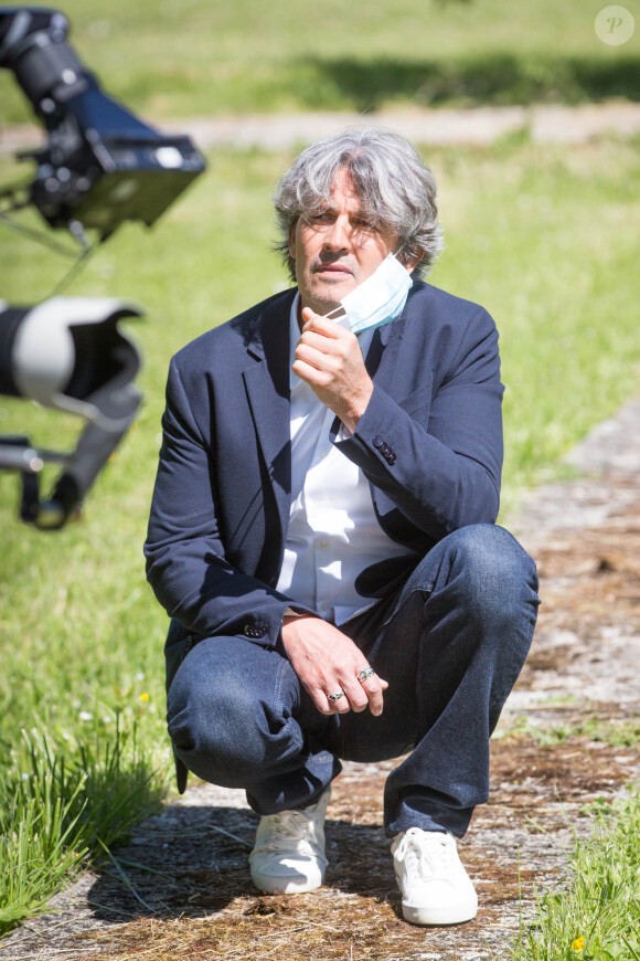 Exclusif - Philippe Vasseur - Reprise du tournage de la série "Les Mystères de l'amour" à Cergy-Pontoise (Val d'Oise) après 2 mois d'arrêt dû au confinement en pleine épidémie de Coronavirus Covid-19 le 14 mai 2020. Tous les acteurs et actrices ont passé des tests et une prise de température est effectuée chaque jour. Bien évidemment ils portent tous des masques et seuls les comédiens sont autorisés à les enlever pendant le tournage des scènes et enfin aucune scène de baiser n'est autorisée.