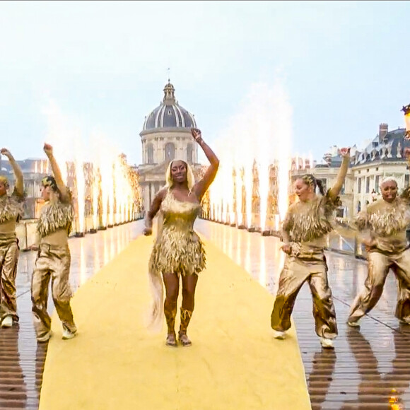Aya Nakamura chante lors de la cérémonie d'ouverture des Jeux Olympiques (JO) de Paris 2024, à Paris, France, le 26 juillet 2024. 