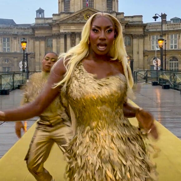 Le 26 juillet dernier, la chanteuse a déchaîné les passions en s'illustrant lors de la Cérémonie d'ouverture des Jeux Olympiques de Paris, aux côtés de la Garde Républicaine.
Aya Nakamura chante lors de la cérémonie d'ouverture des Jeux Olympiques (JO) de Paris 2024, à Paris, France, le 26 juillet 2024. 