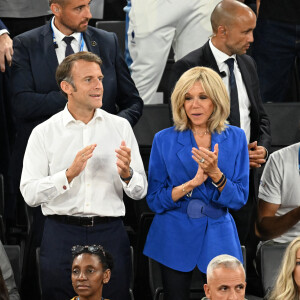 Le président de la République française Emmanuel Macron et la première dame, Brigitte Macron assistent au match de basket féminin France - Etats-Unis (66-67) lors des Jeux Olympiques de Paris2024 (JO), le 11 août 2024. © Perusseau/ Jacovides / Bestimage 