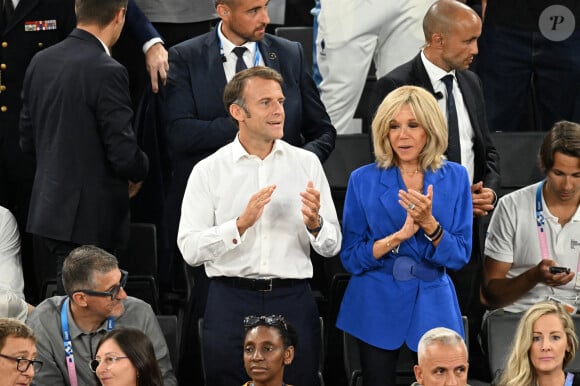 Le président de la République française Emmanuel Macron et la première dame, Brigitte Macron assistent au match de basket féminin France - Etats-Unis (66-67) lors des Jeux Olympiques de Paris2024 (JO), le 11 août 2024. © Perusseau/ Jacovides / Bestimage 