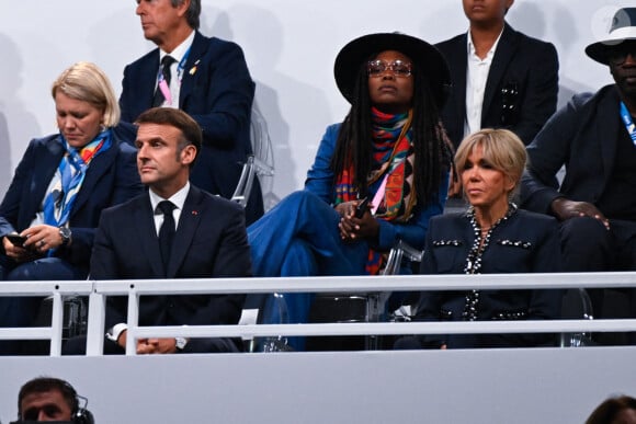 Si Aya Nakamura a bel et bien rencontré le couple Macron à l'Elysée, le président de la République l'a notamment interrogée sur ses goûts musicaux sans en faire davantage !
Cérémonie d'ouverture des Jeux Olympiques (JO) de Paris 2024 le 26 juillet 2024 - le président Emmanuel Macron et son épouse Brigitte Macron assistent à la cérémonie d'ouverture des Jeux Olympiques 2024 le 26 juillet 2024 à Paris, France.