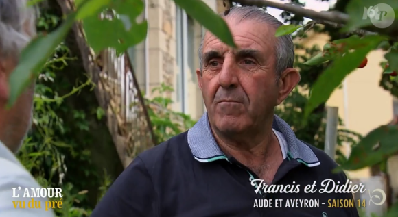 Francis révèle à son ami Didier être en couple, dans "L'amour vu du pré" en marge de "L'amour est dans le pré" lundi 26 août 2024 sur M6.