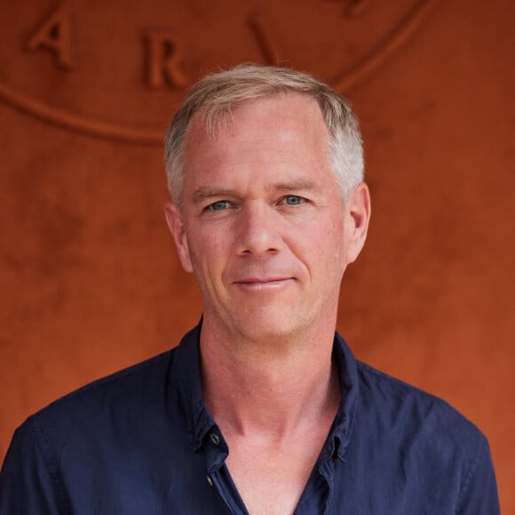 C'est Julien Arnaud qui a été choisi par la France Télévisions pour assurer ce rôle.
Julien Arnaud au village lors des Internationaux de France de tennis de Roland Garros 2023, à Paris, France, le 9 juin 2023. © Jacovides-Moreau/Bestimage