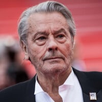 Alain Delon repose à Douchy : invitée, une femme politique et amie raconte la cérémonie "pudique et pleine d'amour"