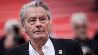 Alain Delon repose à Douchy : invitée, une femme politique et amie raconte la cérémonie "pudique et pleine d'amour"