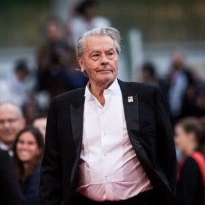 La femme politique faisait partie des invités présents à Douchy
 
Alain Delon (avec un badge Paris Match d'une ancienne couverture du magazine titrant "Alain Delon, mes deux amours, Rosalie et Anouchka) - Montée des marches du film "A Hidden Life" lors du 72ème Festival International du Film de Cannes. Le 19 mai 2019 © Jacovides-Moreau / Bestimage