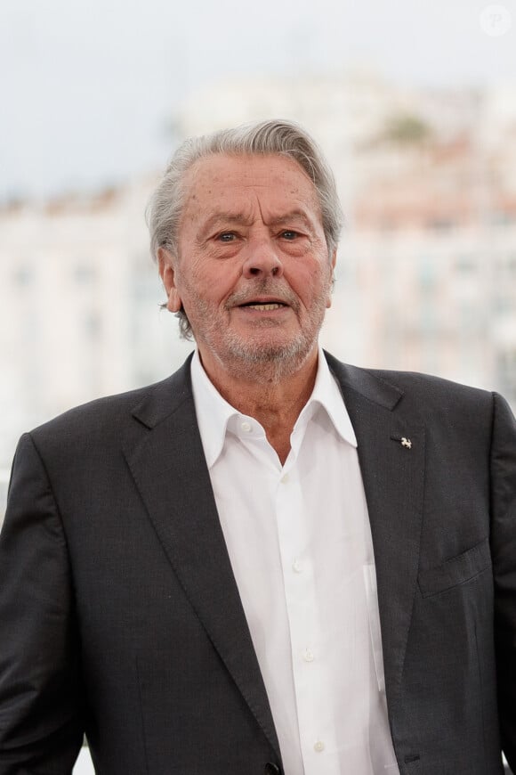 Photocall de la Palme d’or d’honneur à Alain Delon lors du 72ème Festival International du film de Cannes. Le 19 mai 2019 © Jacovides-Moreau / Bestimage