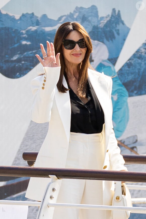 Monica Bellucci qui joue Delores, la compagne de Beetlejuice est arrivée aux côtés de son compagnon lunettes sur le nez et le sourire aux lèvres. 
Monica Bellucci et son compagnon Tim Burton arrivent au Lido lors du 81ème Festival International du Film de Venise (Mostra), le 27 août 2024. Le film "Beetlejuice Beetlejuice" sera projeté lors de la cérémonie d'ouverture. © Tiziano Da Silva / Bestimage