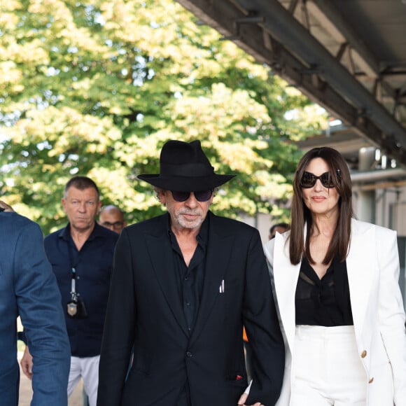 Elle a assuré dans une interview à Madame Figaro : "Il n'a pas créé le personnage pour moi, mais un jour il m'a dit : 'J'ai un rôle-clé dans ce film, et je voudrais que ce soit toi'". 
Monica Bellucci et son compagnon Tim Burton arrivent au Lido lors du 81ème Festival International du Film de Venise (Mostra), le 27 août 2024. Le film "Beetlejuice Beetlejuice" sera projeté lors de la cérémonie d'ouverture. © Tiziano Da Silva / Bestimage