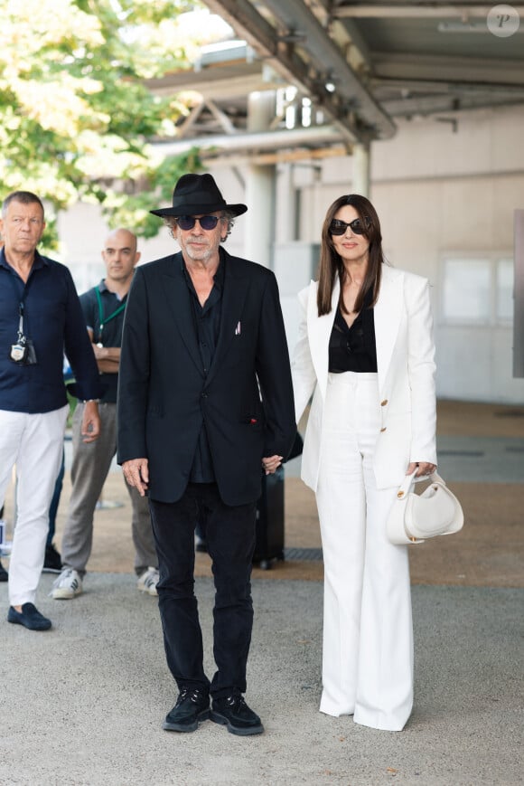 Monica Bellucci et son compagnon Tim Burton arrivent au Lido lors du 81ème Festival International du Film de Venise (Mostra), le 27 août 2024. Le film "Beetlejuice Beetlejuice" sera projeté lors de la cérémonie d'ouverture. © Tiziano Da Silva / Bestimage