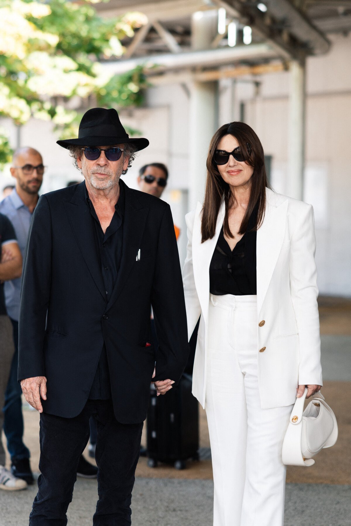 Monica Bellucci tres classe arrive main dans la main avec son compagnon Tim Burton a La Mostra de Venise Purepeople