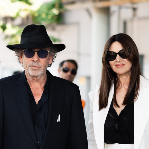 Monica Bellucci et Tim Burton sont en pleine promotion du deuxième volet de "Beetlejuice". 
Monica Bellucci et son compagnon Tim Burton arrivent au Lido lors du 81ème Festival International du Film de Venise (Mostra). Le film "Beetlejuice Beetlejuice" sera projeté lors de la cérémonie d'ouverture. © Tiziano Da Silva / Bestimage