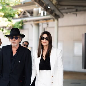 Monica Bellucci et son compagnon Tim Burton arrivent au Lido lors du 81ème Festival International du Film de Venise (Mostra), le 27 août 2024. Le film "Beetlejuice Beetlejuice" sera projeté lors de la cérémonie d'ouverture. © Tiziano Da Silva / Bestimage