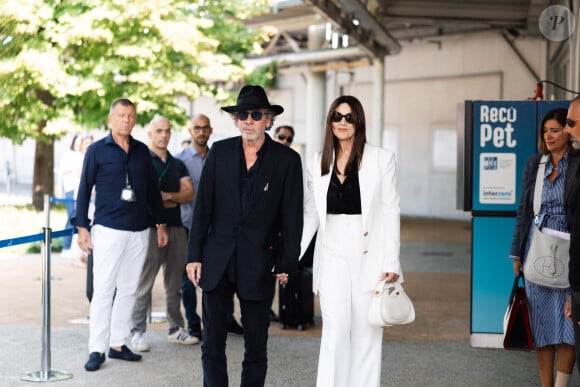 Monica Bellucci et son compagnon Tim Burton arrivent au Lido lors du 81ème Festival International du Film de Venise (Mostra), le 27 août 2024. Le film "Beetlejuice Beetlejuice" sera projeté lors de la cérémonie d'ouverture. © Tiziano Da Silva / Bestimage