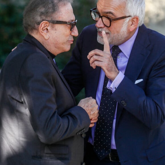 Michel Drucker et Pascal Praud - Obsèques du journaliste Jean-Pierre Elkabbach au cimetière du Montparnasse dans le 14ème arrondissement de Paris, France, le 6 octobre 2023. © Christophe Clovis/Bestimage