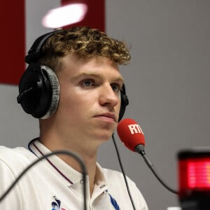 Léon Marchand, multi médaillé en natation, interviewé par la radio RTL au Club France à la Grande Halle de La Villette, Paris, lors des Jeux Olympiques Paris 2024, le 5 août 2024. © Stéphane Lemouton / Bestimage