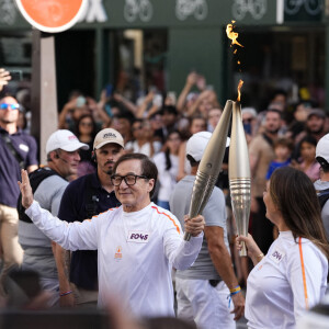 Camille RUAULT et Jackie Chan lors du relais de la Flamme Paralympique pour Paris2024, Paris, France. © Gervot / Panoramic / Bestimage 