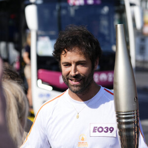 Benjamin Millepied lors du relais de la Flamme Paralympique pour Paris2024, Paris, France. © Gervot / Panoramic / Bestimage 