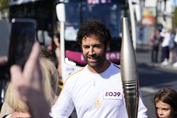 Benjamin Millepied lors du relais de la Flamme Paralympique pour Paris2024, Paris, France. © Gervot / Panoramic / Bestimage 