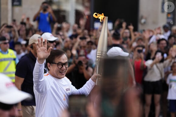 Jackie Chan lors du relais de la Flamme Paralympique pour Paris2024, Paris, France. © Gervot / Panoramic / Bestimage 