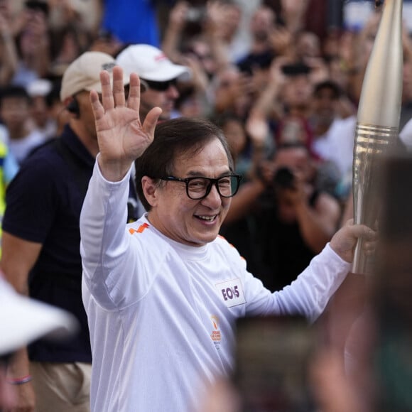 Jackie Chan lors du relais de la Flamme Paralympique pour Paris2024, Paris, France. © Gervot / Panoramic / Bestimage 