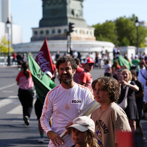 Benjamin Millepied lors du relais de la Flamme Paralympique pour Paris2024, Paris, France. © Gervot / Panoramic / Bestimage 