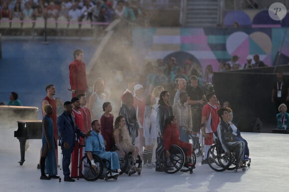 Mais pendant la cérémonie, les internautes n'ont pas manqué de critiquer les commentaires du trio : 
Cérémonie d'ouverture des Jeux Paralympiques à Paris. Photo par Firas Abdullah/ABACAPRESS.COM