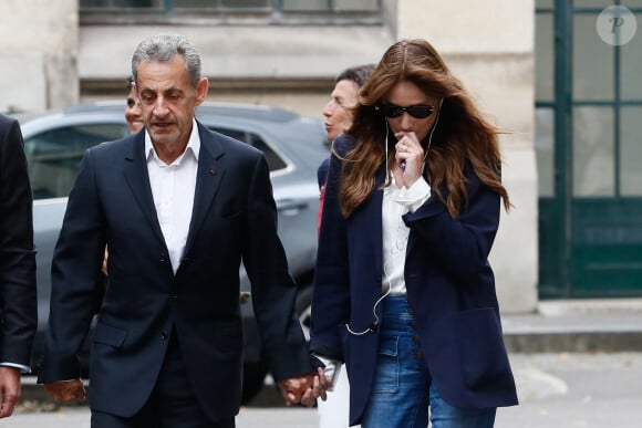 L'ancien président Nicolas Sarkozy et sa femme Carla Bruni vont voter pour le second tour des élections législatives au lycée La Fontaine à Paris le 7 juillet 2024. © Christophe Clovis / Bestimage