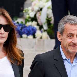 Nicolas Sarkozy et sa femme Carla Bruni - Sortie des obsèques de l'auteure-compositrice-interprète et actrice française Françoise Hardy au crématorium du cimetière du Père-Lachaise à Paris, France, le 20 juin 2024. © Jacovides-Moreau/Bestimage