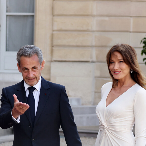 Nicolas Sarkozy et sa femme Carla Bruni-Sarkozy (robe Ralph Lauren) - Dîner d'état en l'honneur du président des Etats-Unis et sa femme au palais de l'Elysée à Paris, à l'occasion de leur visite officielle en France. Le 8 juin 2024 © Jacovides-Moreau / Bestimage