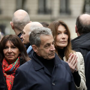 L'ancien président, Nicolas Sarkozy et Carla Bruni défilent derrière une banderole "Pour la République, contre l'antisémitisme" lors d'une marche contre l'antisémitisme à Paris, le 12 novembre 2023 © Stéphane Lemouton / Bestimage