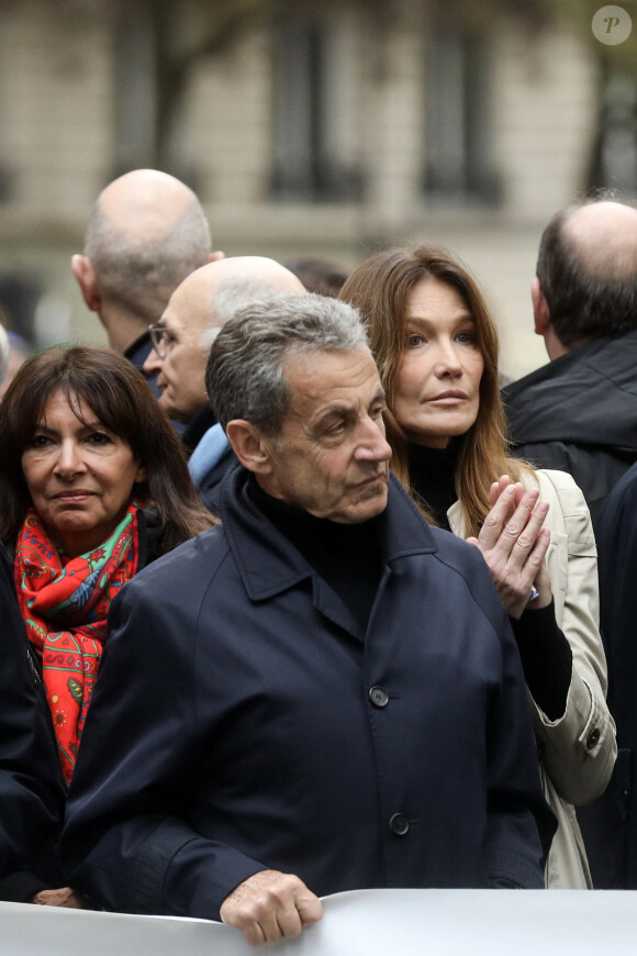 L'ancien président, Nicolas Sarkozy et Carla Bruni défilent derrière une banderole "Pour la République, contre l'antisémitisme" lors d'une marche contre l'antisémitisme à Paris, le 12 novembre 2023 © Stéphane Lemouton / Bestimage