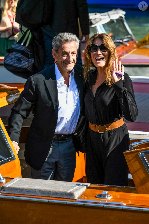 "Quand Carla a fait sa révérence devant la Reine je l'aurais réépousée immédiatement. Carla a été une Première dame extraordinaire", indique-t-il
 
Nicolas Sarkozy et sa femme Carla Bruni arrivent au Lido lors du 80ème édition du festival international du film de Venise, la Mostra, à Venise, Italie. © SGP/Bestimage