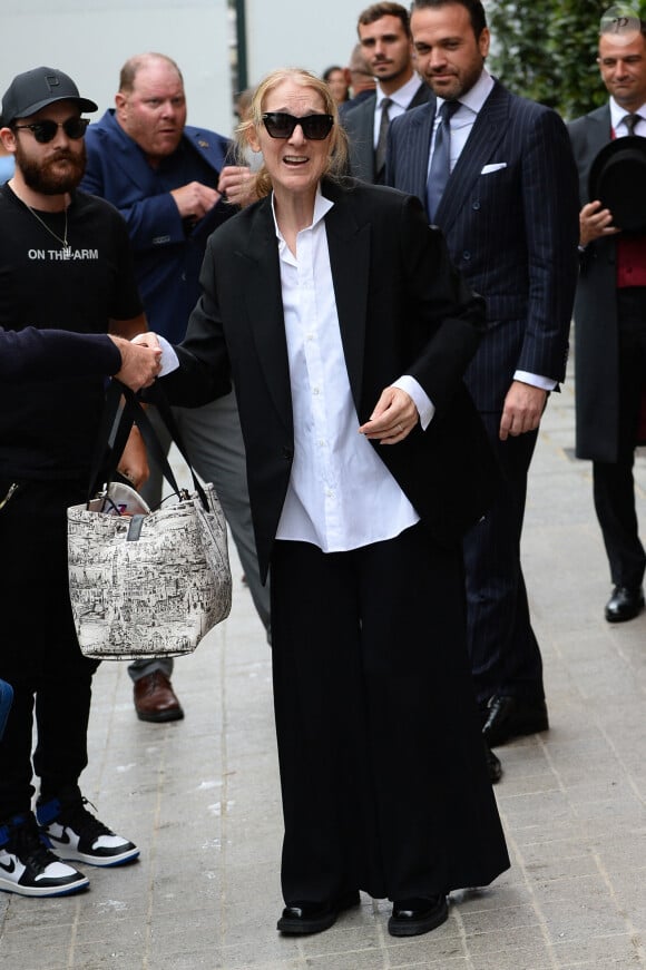 Céline Dion, accompagnée de son fils René-Charles Angélil, arrive à l'hôtel Royal Monceau à Paris avant l'ouverture des JO (Jeux Olympiques) Paris 2024 le 23 juillet 2024. 