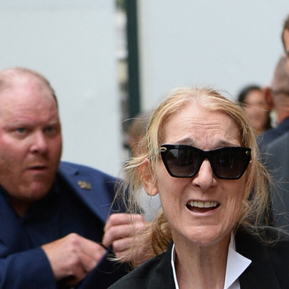 Céline Dion, accompagnée de son fils René-Charles Angélil, arrive à l'hôtel Royal Monceau à Paris avant l'ouverture des JO (Jeux Olympiques) Paris 2024 le 23 juillet 2024. 