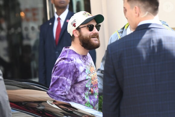 Après des mois de tension, ils semblent être réconciliés
René-Charles Angélil, porte un t-shirt Outkast, et sa compagne Angelique Weckenmann arrivent à l'hôtel Royal Monceau avant l'ouverture des Jeux Olympiques (JO) Paris 2024 à Paris, France, le 24 juillet 2024. 