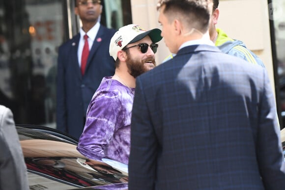 René-Charles Angélil porte un t-shirt Outkast à l'hôtel Royal Monceau avant l'ouverture des Jeux Olympiques (JO) Paris 2024 à Paris, France, le 24 juillet 2024. 